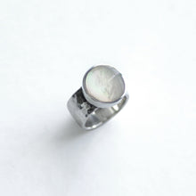 Eléa Mother-of-Pearl Ring