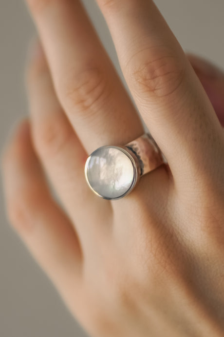 Eléa Mother-of-Pearl Ring